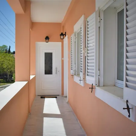 Christina's * Kondókali