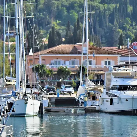 Christina's * Kondókali